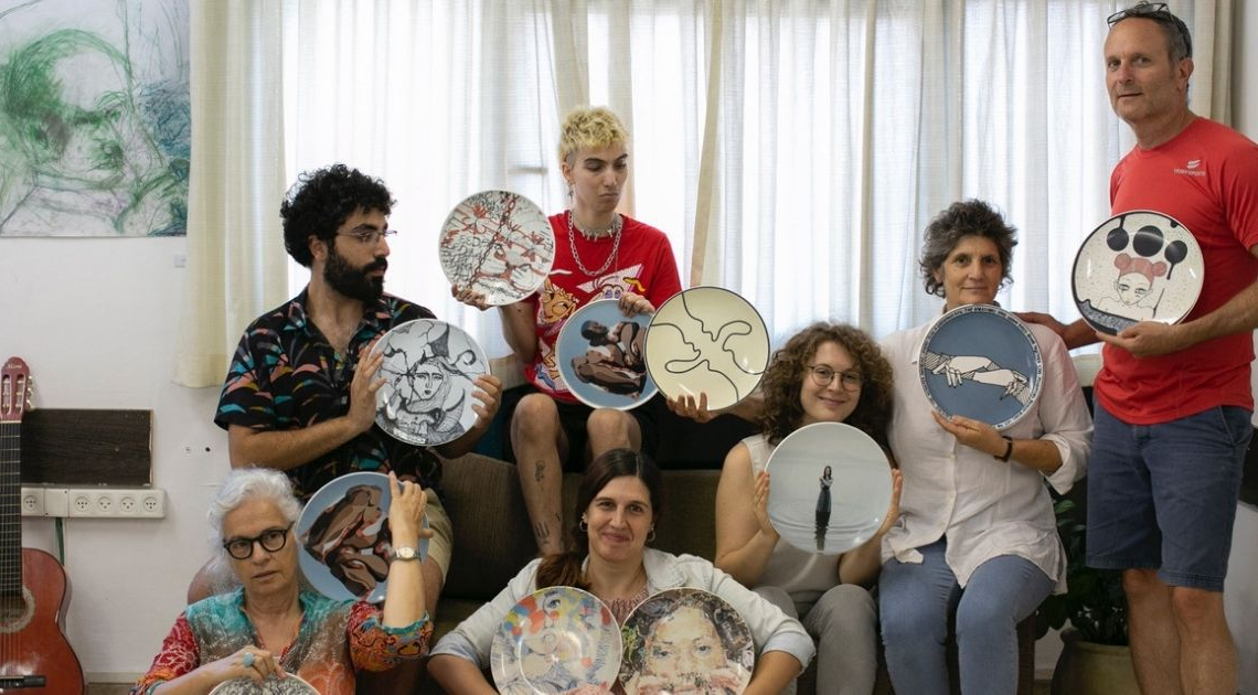 אלי זגורי (מימין) ותמר ארנון, אוצרי הצלחות עם תלמידי הגראז'  ודלית שרון (למטה משמאל)| צילום: דוינה פאירברג זגורי 