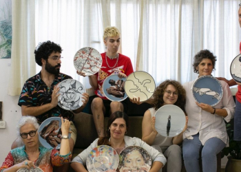 אלי זגורי (מימין) ותמר ארנון, אוצרי הצלחות עם תלמידי הגראז'  ודלית שרון (למטה משמאל)| צילום: דוינה פאירברג זגורי 