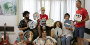 אלי זגורי (מימין) ותמר ארנון, אוצרי הצלחות עם תלמידי הגראז'  ודלית שרון (למטה משמאל)| צילום: דוינה פאירברג זגורי 