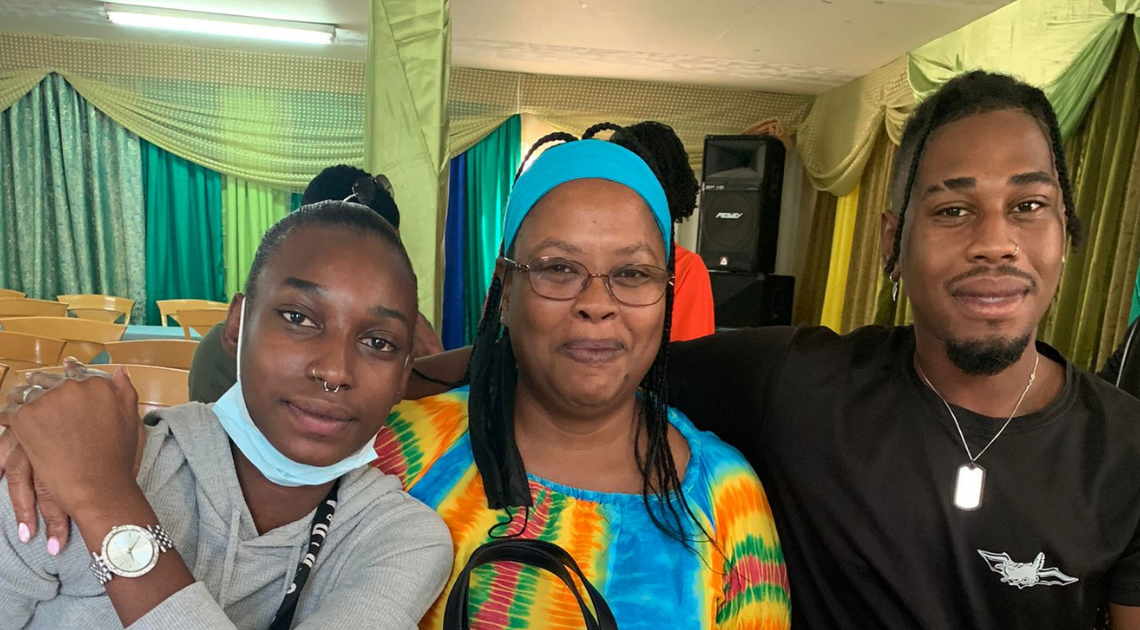 דניאל בנקס, אמו רניתה ואחותו אמה. האם קיבלה מעמד, שני ילדיה לא. צילום: יפית וייסבוך