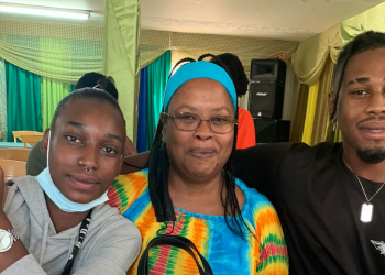 דניאל בנקס, אמו רניתה ואחותו אמה. האם קיבלה מעמד, שני ילדיה לא. צילום: יפית וייסבוך