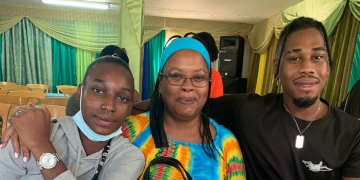 דניאל בנקס, אמו רניתה ואחותו אמה. האם קיבלה מעמד, שני ילדיה לא. צילום: יפית וייסבוך