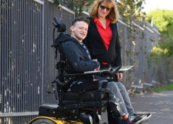 גלי ובנה. "אני לא מעוניינת להוציא אותו לבית כלא קטן, שבו יגבילו אותו" צילום: ראובן קסטרו, וואלה