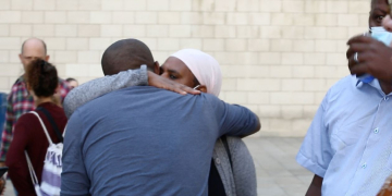 אמו של סלומון טקה, וובג'יג, מחוץ לבית המשפט בחיפה | צילום: גיא עמיאל