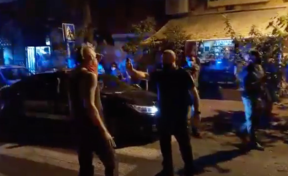 שוטר מרסס אזרח בהפגנה בחיפה, אוקטובר 2020 | צילום: בועז גורפינקל