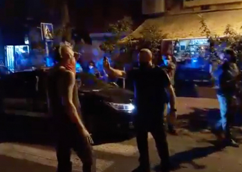 שוטר מרסס אזרח בהפגנה בחיפה, אוקטובר 2020 | צילום: בועז גורפינקל