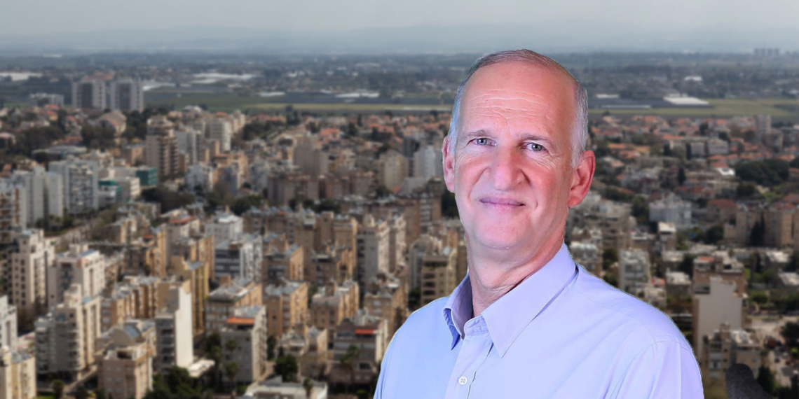 צילום: אלון אלרואי, מתוך עמוד הפייסבוק ״אלון אלרואי - חבר מועצת העיר נתניה מטעם הליכוד״. נתניה, שאטרסטוק.