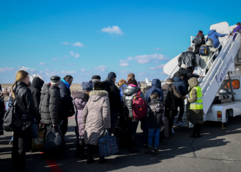 פליטים אוקראינים עולים למטוס במולדובה | צילום: יוסי זלינגר, פלאש 90