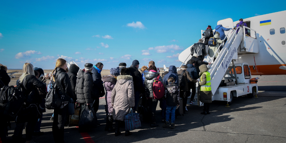 פליטים אוקראינים עולים למטוס במולדובה | צילום: יוסי זלינגר, פלאש 90