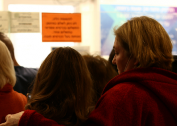 דלפק רשות האוכלוסין וההגירה בנמל התעופה בן גוריון | צילום: גיא עמיאל