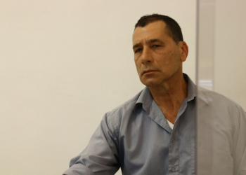 ניצב זהר דביר על דוכן העדים | צילום: גיא עמיאל⁩