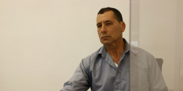 ניצב זהר דביר על דוכן העדים | צילום: גיא עמיאל⁩