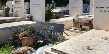 קברה של תרזה אנגלוביץ׳ בבית עלמין גורדון בראשון לציון. | צילום: יונתן בלום