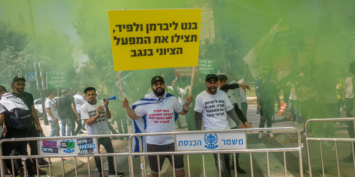 עובדי רותם אמפרט מפגינים נגד הממשלה מחוץ לכנסת | צילום: יונתן סינדל, פלאש 90