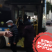 נוסעים מסתובבים על הכבישת קו 9 באשדוד. צילום: איליה קוגן