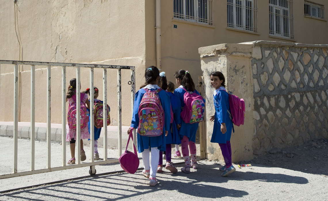תלמידות בכניסה לבית ספר. למצולמים אין קשר לכתבה | צילום: שאטרסטוק