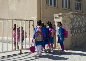 תלמידות בכניסה לבית ספר. למצולמים אין קשר לכתבה | צילום: שאטרסטוק