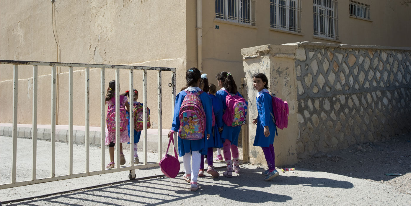 תלמידות בכניסה לבית ספר. למצולמים אין קשר לכתבה | צילום: שאטרסטוק