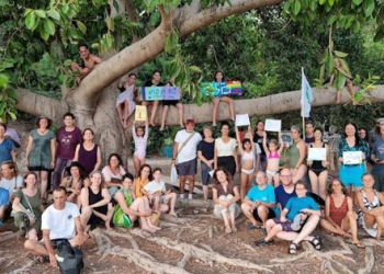 פעילי המחאה להצלת חוף אמנון | צילום: דרור ארצי