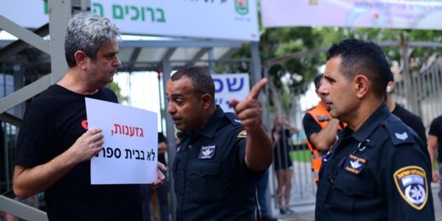 הורים מפגינים מול בית ספר בליך | צילום: תומר נויברג, פלאש 90