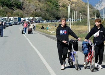 צעירים רוסים חוצים את הגבול לגיאורגיה | צילום: שאטרסטוק