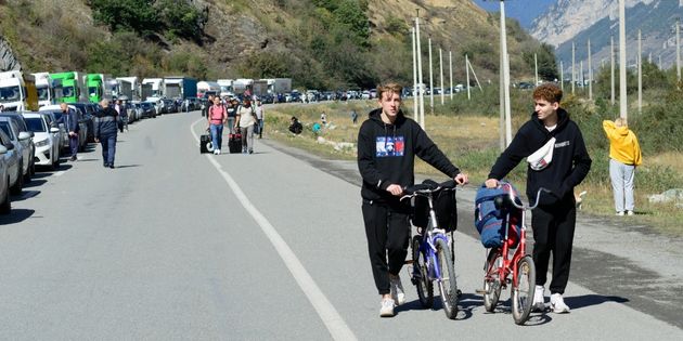 צעירים רוסים חוצים את הגבול לגיאורגיה | צילום: שאטרסטוק