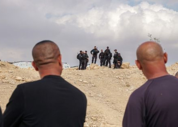 תושבי אום אל חיראן מול השוטרים שהגיעו לאבטח את העבודות | צילום: איתי רון