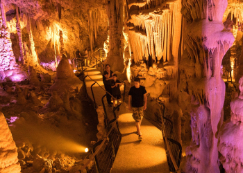 מבקרים במערת הנטיפים | צילום: ענת חרמוני, פלאש90