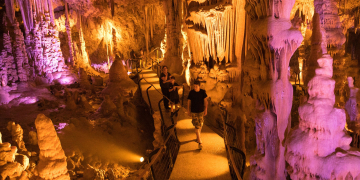 מבקרים במערת הנטיפים | צילום: ענת חרמוני, פלאש90