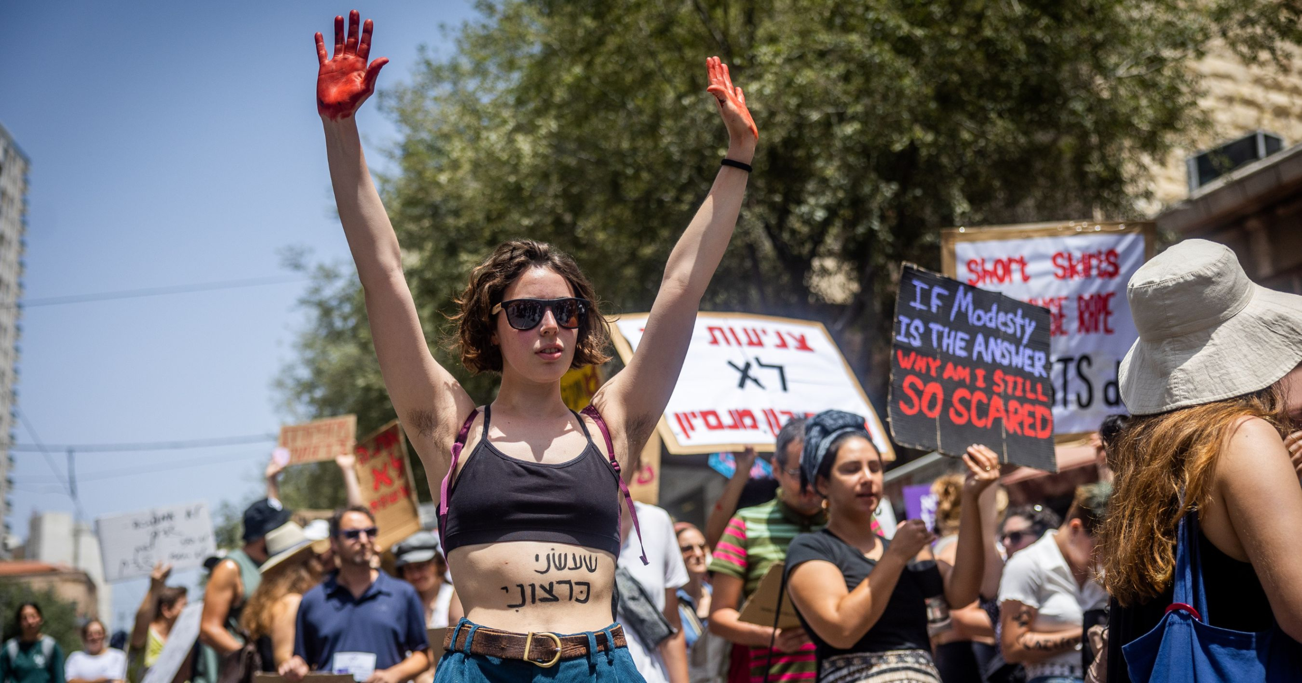 אישה ב"צעדת השרמוטות" | צילום: יונתן זינדל, פלאש 90