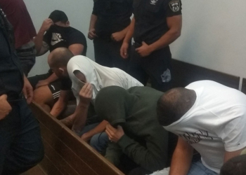 תומר מנוס בבית המשפט (שני משמאל)