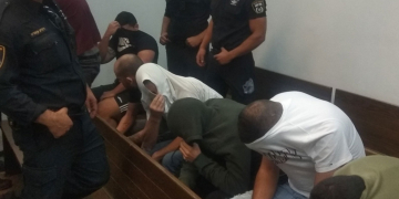 תומר מנוס בבית המשפט (שני משמאל)