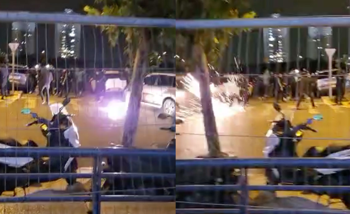 שוטרים מפעילים פנס לעבר אוהדים | צילום: מהרשתות החברתיות