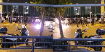 שוטרים מפעילים פנס לעבר אוהדים | צילום: מהרשתות החברתיות