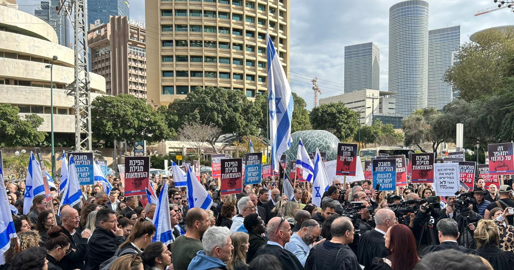 הפגנת הגלימות השחורות| צילום: איתי רון