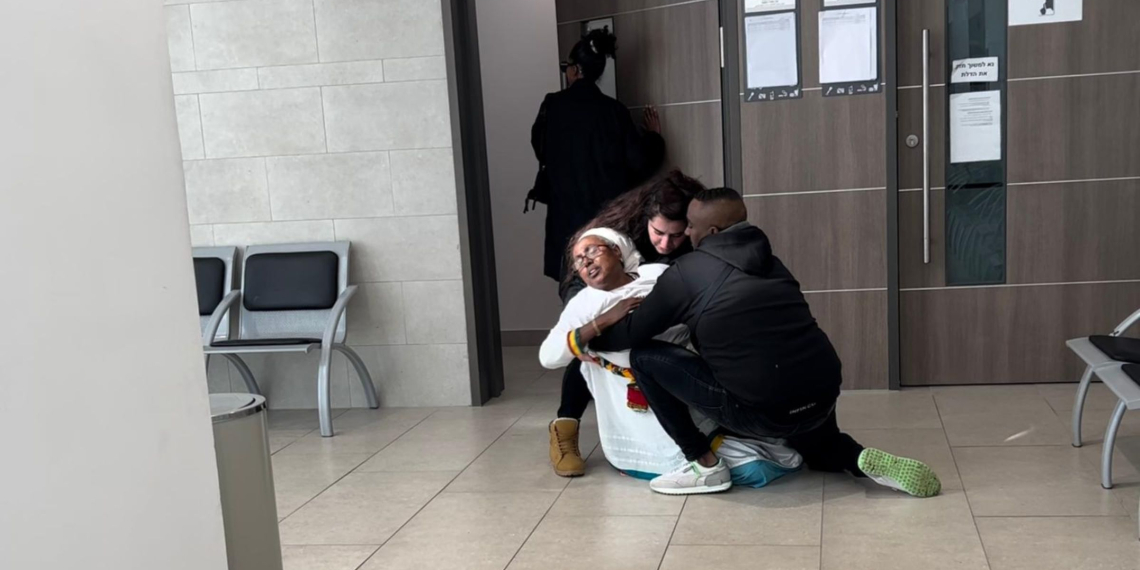 פרנו סלמסה, אמו של יוסף, מחוץ לבית המשפט | צילום: גיא עמיאל