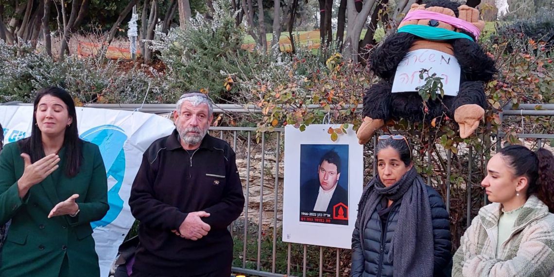 צבי כהן ושירלי פינטו (משמאל) באזכרת המחאה לאריה כהן | צילום: התנועה לעצמאות