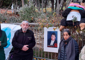 צבי כהן ושירלי פינטו (משמאל) באזכרת המחאה לאריה כהן | צילום: התנועה לעצמאות