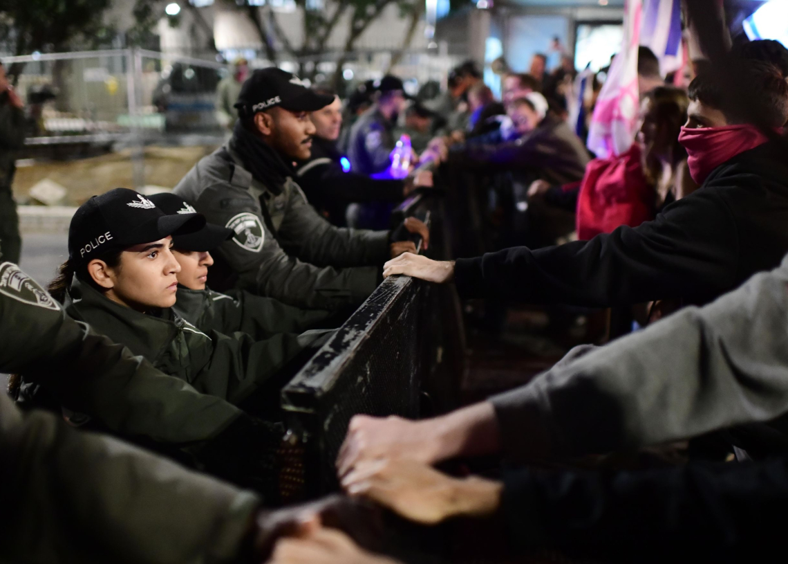 שוטרים בהפגנה בתל אביב | צילום: תומר נויברג, פלאש 90