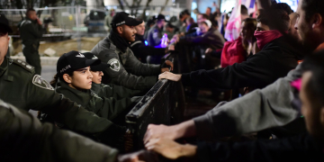 שוטרים בהפגנה בתל אביב | צילום: תומר נויברג, פלאש 90