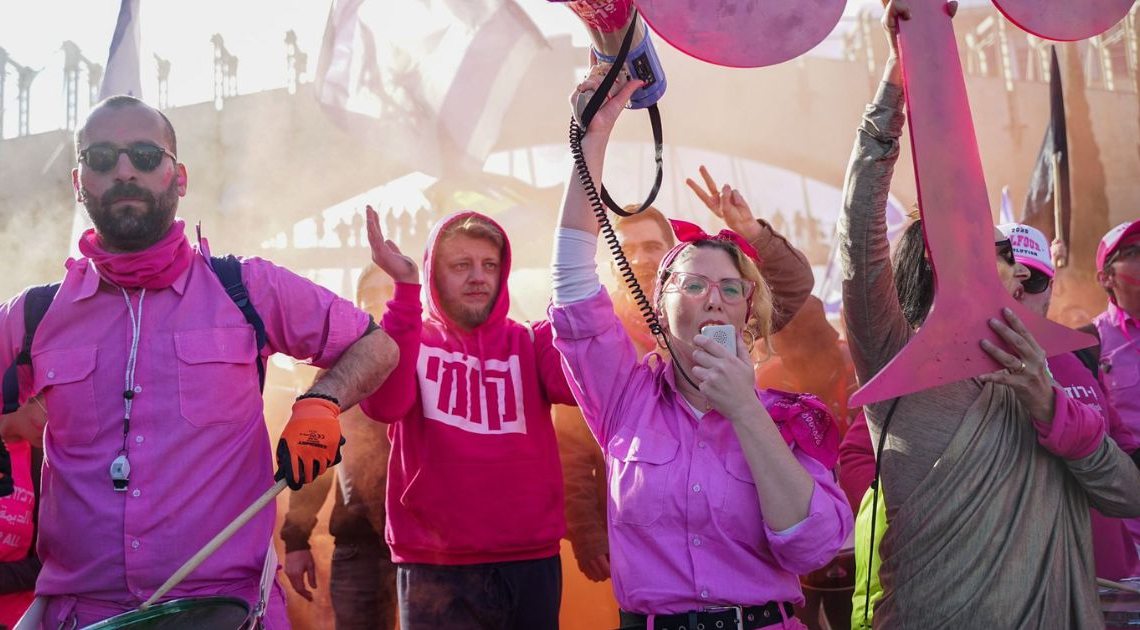 קוסטה (בחולצת קומי) בצעדת מחאה בשני בירושלים | צילום: איתי רון