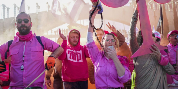 קוסטה (בחולצת קומי) בצעדת מחאה בשני בירושלים | צילום: איתי רון