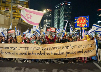 מפגינים חוסמים את איילון | צילום: איתי רון