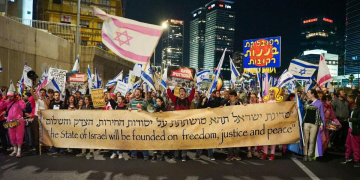 מפגינים חוסמים את איילון | צילום: איתי רון