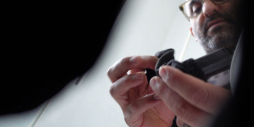 דור מלכה מכין את המצלמה בתא השירותים | מתוך הסרטון. למצולם אין קשר לצלם חתונות בשם זה