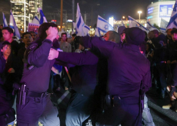 שוטרים מכים מפגין | צילום: איתי רון