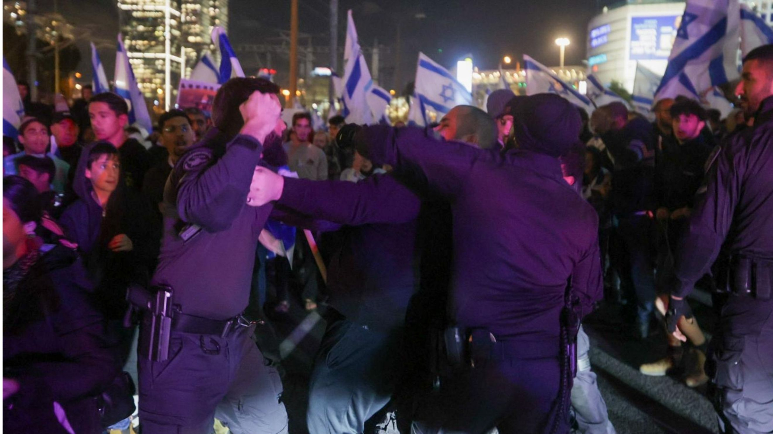 שוטרים מכים מפגין | צילום: איתי רון