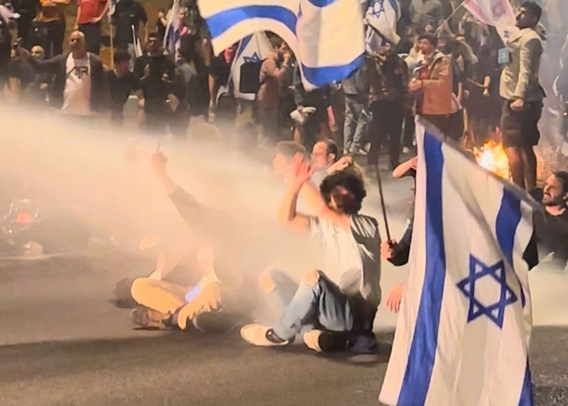 מכתזית מכוונת ישירות על פני המפגינים | צילום: אלכס פרפורי