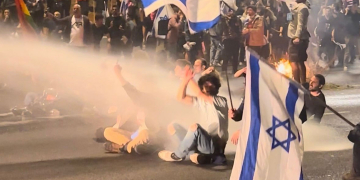 מכתזית מכוונת ישירות על פני המפגינים | צילום: אלכס פרפורי