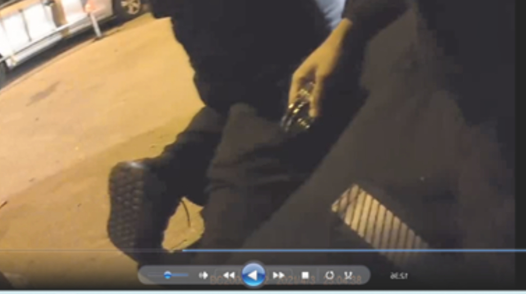 השוטר יושב על גדידיאן  מתוך הסרטון 